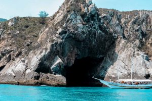 passeio de barco em arraial do cabo gruta azul
